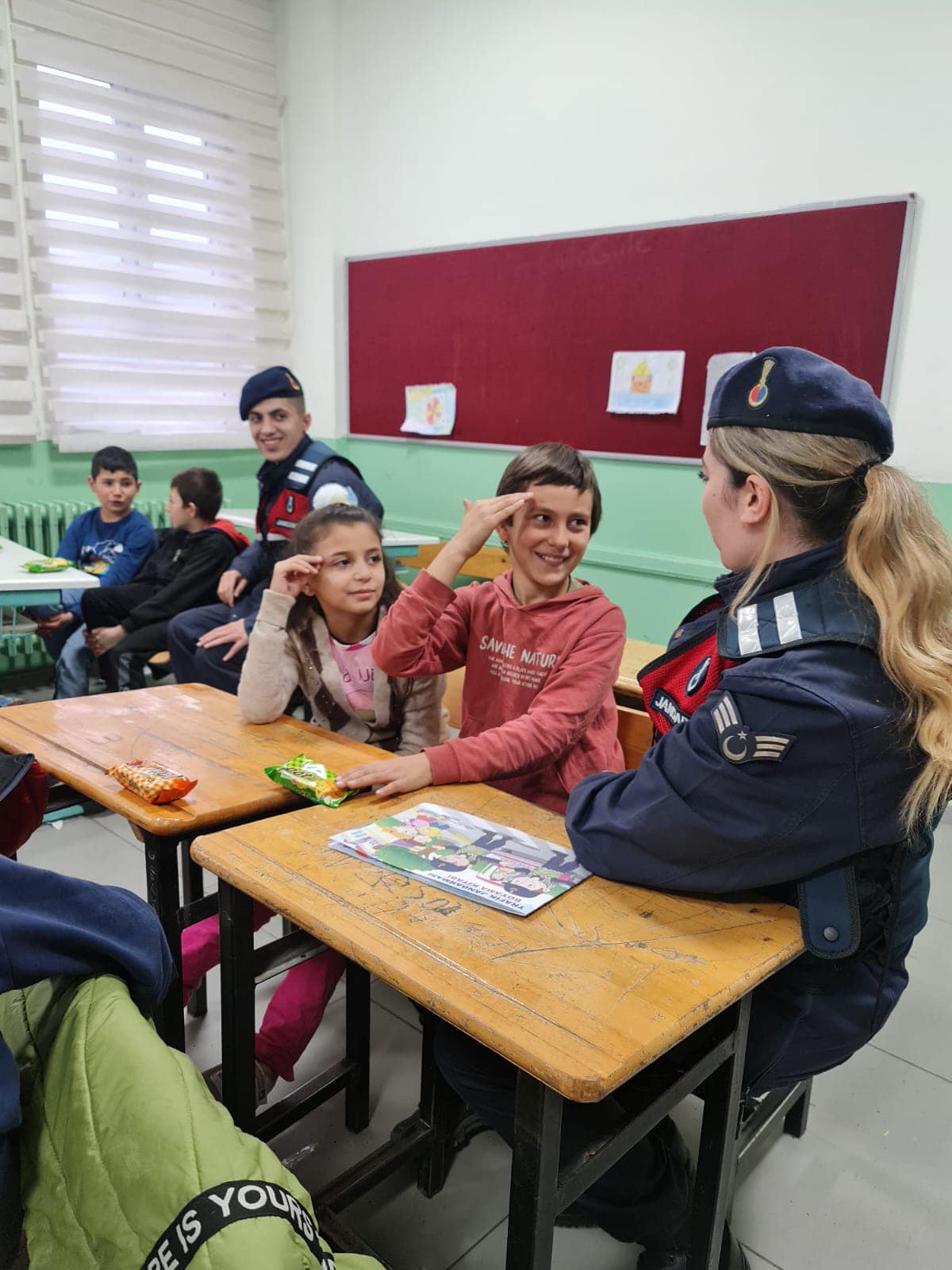 Keles Kaymakamlığı İlçe Jandarma Komutanlığı personellerimiz öğrencilerimizin karne sevincine ortak oldu.