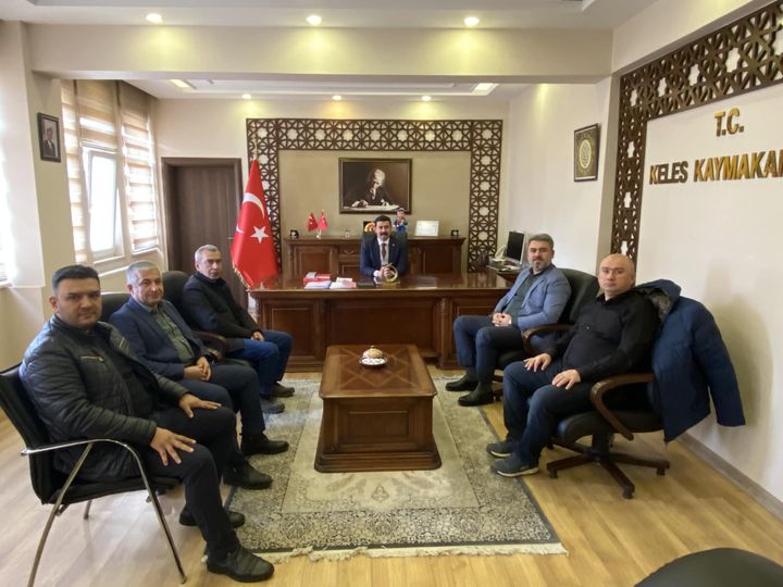 Karaardıç Köyü Kültür Yardımlaşma ve Dayanışma Derneği Başkanı ve beraberindekiler Kaymakamımız Ertuğrul ARSLAN’ı makamında ziyaret etti.