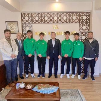 Kaymakamımız, Geleneksel Türk Okçuluğunda Bursa da 1.olan İmam Hatip Lisesi öğrencilerimizi makamında ağırladı.