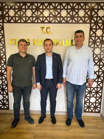 Oyak Renault Türkiye  Satın alma Direktörü Önder Plana ve İK Operasyonları Departman Müdürü Ömer Başaran, Kaymakamımızı makamında ziyaret etti.