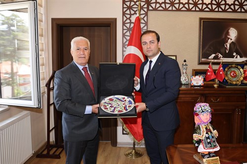 Bursa Büyükşehir Belediyesi Başkanı Mustafa BOZBEY, İlçe Kaymakamımız Sn. Muhammed Ali YOLAL 'ı makamında ziyaret etti.
